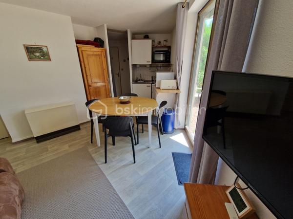 EN EXCLUSIVITÉ vous est proposé à la vente cet appartement avec chambre indépendante 

La résidence est située à proximité des pistes de ski de fond du domaine de PREMANON VILLAGE et de ses commodités (restaurant - supermarché - école primaire - Espace des mondes polaires - etc..)

Vous disposerez de l'aménagement suivant :

- Entrée 
- Chambre indépendante
- Coin montagne avec lits superposés
- Toilette séparé
- Salle de bains équipée d'une douche et d'un lavabo
- Séjour avec coin cuisine kitchenette donnant sur la terrasse 
- Cave d'une surface de 2 m2 environ
- Casier à skis
- Place de parking extérieur 

L'appartement est vendu meublé.

Les atouts principaux :
- Le cumulus électrique et le radiateur sèche-serviette RECENTS fin 2025
- Volet roulant électrique porte-fenêtre
- Terrasse bénéficiant d'une belle orientation 
- Accès résidence sécurisé avec badge

Situation privilégiée pour un accès direct en navette skibus au massif alpin franco-suisse Dôle-Tuffes qui regroupe les pistes et remontées
mécaniques du massif français des Tuffes et du massif suisse de La Dôle.

A découvrir sans tarder avec Stéphane votre conseiller immobilier indépendant sur le secteur du Haut-Jura
