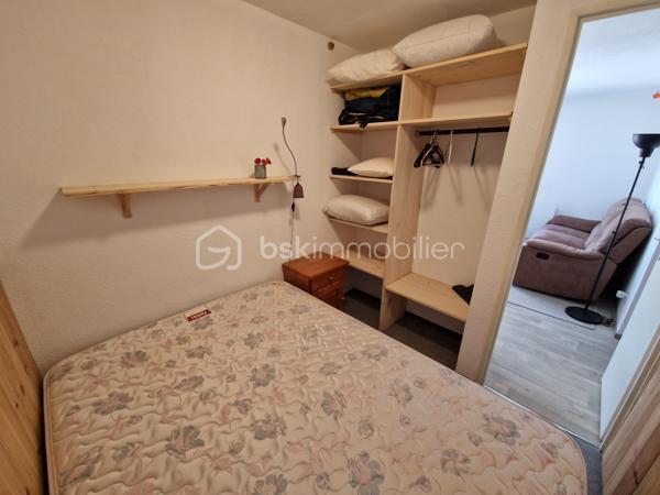 EN EXCLUSIVITÉ vous est proposé à la vente cet appartement avec chambre indépendante 

La résidence est située à proximité des pistes de ski de fond du domaine de PREMANON VILLAGE et de ses commodités (restaurant - supermarché - école primaire - Espace des mondes polaires - etc..)

Vous disposerez de l'aménagement suivant :

- Entrée 
- Chambre indépendante
- Coin montagne avec lits superposés
- Toilette séparé
- Salle de bains équipée d'une douche et d'un lavabo
- Séjour avec coin cuisine kitchenette donnant sur la terrasse 
- Cave d'une surface de 2 m2 environ
- Casier à skis
- Place de parking extérieur 

L'appartement est vendu meublé.

Les atouts principaux :
- Le cumulus électrique et le radiateur sèche-serviette RECENTS fin 2025
- Volet roulant électrique porte-fenêtre
- Terrasse bénéficiant d'une belle orientation 
- Accès résidence sécurisé avec badge

Situation privilégiée pour un accès direct en navette skibus au massif alpin franco-suisse Dôle-Tuffes qui regroupe les pistes et remontées
mécaniques du massif français des Tuffes et du massif suisse de La Dôle.

A découvrir sans tarder avec Stéphane votre conseiller immobilier indépendant sur le secteur du Haut-Jura