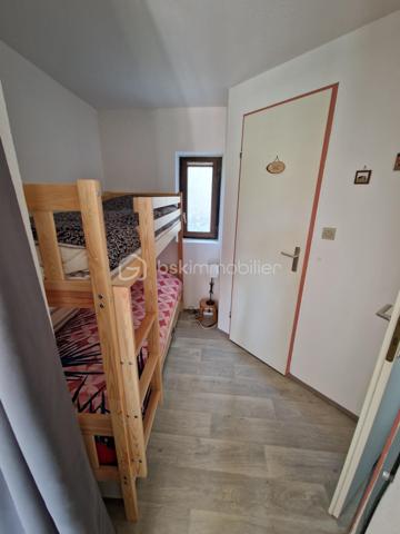 EN EXCLUSIVITÉ vous est proposé à la vente cet appartement avec chambre indépendante 

La résidence est située à proximité des pistes de ski de fond du domaine de PREMANON VILLAGE et de ses commodités (restaurant - supermarché - école primaire - Espace des mondes polaires - etc..)

Vous disposerez de l'aménagement suivant :

- Entrée 
- Chambre indépendante
- Coin montagne avec lits superposés
- Toilette séparé
- Salle de bains équipée d'une douche et d'un lavabo
- Séjour avec coin cuisine kitchenette donnant sur la terrasse 
- Cave d'une surface de 2 m2 environ
- Casier à skis
- Place de parking extérieur 

L'appartement est vendu meublé.

Les atouts principaux :
- Le cumulus électrique et le radiateur sèche-serviette RECENTS fin 2025
- Volet roulant électrique porte-fenêtre
- Terrasse bénéficiant d'une belle orientation 
- Accès résidence sécurisé avec badge

Situation privilégiée pour un accès direct en navette skibus au massif alpin franco-suisse Dôle-Tuffes qui regroupe les pistes et remontées
mécaniques du massif français des Tuffes et du massif suisse de La Dôle.

A découvrir sans tarder avec Stéphane votre conseiller immobilier indépendant sur le secteur du Haut-Jura