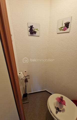 EN EXCLUSIVITÉ vous est proposé à la vente cet appartement avec chambre indépendante 

La résidence est située à proximité des pistes de ski de fond du domaine de PREMANON VILLAGE et de ses commodités (restaurant - supermarché - école primaire - Espace des mondes polaires - etc..)

Vous disposerez de l'aménagement suivant :

- Entrée 
- Chambre indépendante
- Coin montagne avec lits superposés
- Toilette séparé
- Salle de bains équipée d'une douche et d'un lavabo
- Séjour avec coin cuisine kitchenette donnant sur la terrasse 
- Cave d'une surface de 2 m2 environ
- Casier à skis
- Place de parking extérieur 

L'appartement est vendu meublé.

Les atouts principaux :
- Le cumulus électrique et le radiateur sèche-serviette RECENTS fin 2025
- Volet roulant électrique porte-fenêtre
- Terrasse bénéficiant d'une belle orientation 
- Accès résidence sécurisé avec badge

Situation privilégiée pour un accès direct en navette skibus au massif alpin franco-suisse Dôle-Tuffes qui regroupe les pistes et remontées
mécaniques du massif français des Tuffes et du massif suisse de La Dôle.

A découvrir sans tarder avec Stéphane votre conseiller immobilier indépendant sur le secteur du Haut-Jura