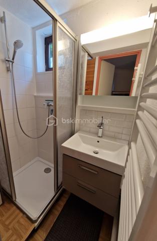 EN EXCLUSIVITÉ vous est proposé à la vente cet appartement avec chambre indépendante 

La résidence est située à proximité des pistes de ski de fond du domaine de PREMANON VILLAGE et de ses commodités (restaurant - supermarché - école primaire - Espace des mondes polaires - etc..)

Vous disposerez de l'aménagement suivant :

- Entrée 
- Chambre indépendante
- Coin montagne avec lits superposés
- Toilette séparé
- Salle de bains équipée d'une douche et d'un lavabo
- Séjour avec coin cuisine kitchenette donnant sur la terrasse 
- Cave d'une surface de 2 m2 environ
- Casier à skis
- Place de parking extérieur 

L'appartement est vendu meublé.

Les atouts principaux :
- Le cumulus électrique et le radiateur sèche-serviette RECENTS fin 2025
- Volet roulant électrique porte-fenêtre
- Terrasse bénéficiant d'une belle orientation 
- Accès résidence sécurisé avec badge

Situation privilégiée pour un accès direct en navette skibus au massif alpin franco-suisse Dôle-Tuffes qui regroupe les pistes et remontées
mécaniques du massif français des Tuffes et du massif suisse de La Dôle.

A découvrir sans tarder avec Stéphane votre conseiller immobilier indépendant sur le secteur du Haut-Jura