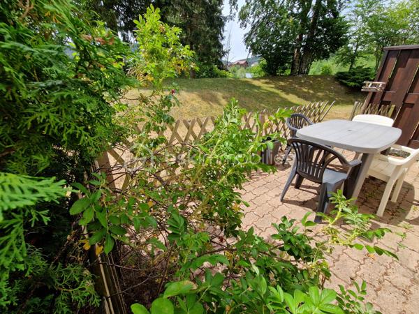 EN EXCLUSIVITÉ vous est proposé à la vente cet appartement avec chambre indépendante 

La résidence est située à proximité des pistes de ski de fond du domaine de PREMANON VILLAGE et de ses commodités (restaurant - supermarché - école primaire - Espace des mondes polaires - etc..)

Vous disposerez de l'aménagement suivant :

- Entrée 
- Chambre indépendante
- Coin montagne avec lits superposés
- Toilette séparé
- Salle de bains équipée d'une douche et d'un lavabo
- Séjour avec coin cuisine kitchenette donnant sur la terrasse 
- Cave d'une surface de 2 m2 environ
- Casier à skis
- Place de parking extérieur 

L'appartement est vendu meublé.

Les atouts principaux :
- Le cumulus électrique et le radiateur sèche-serviette RECENTS fin 2025
- Volet roulant électrique porte-fenêtre
- Terrasse bénéficiant d'une belle orientation 
- Accès résidence sécurisé avec badge

Situation privilégiée pour un accès direct en navette skibus au massif alpin franco-suisse Dôle-Tuffes qui regroupe les pistes et remontées
mécaniques du massif français des Tuffes et du massif suisse de La Dôle.

A découvrir sans tarder avec Stéphane votre conseiller immobilier indépendant sur le secteur du Haut-Jura