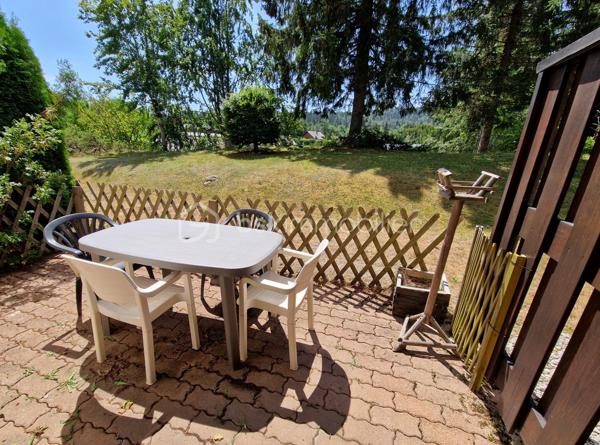 EN EXCLUSIVITÉ vous est proposé à la vente cet appartement avec chambre indépendante 

La résidence est située à proximité des pistes de ski de fond du domaine de PREMANON VILLAGE et de ses commodités (restaurant - supermarché - école primaire - Espace des mondes polaires - etc..)

Vous disposerez de l'aménagement suivant :

- Entrée 
- Chambre indépendante
- Coin montagne avec lits superposés
- Toilette séparé
- Salle de bains équipée d'une douche et d'un lavabo
- Séjour avec coin cuisine kitchenette donnant sur la terrasse 
- Cave d'une surface de 2 m2 environ
- Casier à skis
- Place de parking extérieur 

L'appartement est vendu meublé.

Les atouts principaux :
- Le cumulus électrique et le radiateur sèche-serviette RECENTS fin 2025
- Volet roulant électrique porte-fenêtre
- Terrasse bénéficiant d'une belle orientation 
- Accès résidence sécurisé avec badge

Situation privilégiée pour un accès direct en navette skibus au massif alpin franco-suisse Dôle-Tuffes qui regroupe les pistes et remontées
mécaniques du massif français des Tuffes et du massif suisse de La Dôle.

A découvrir sans tarder avec Stéphane votre conseiller immobilier indépendant sur le secteur du Haut-Jura