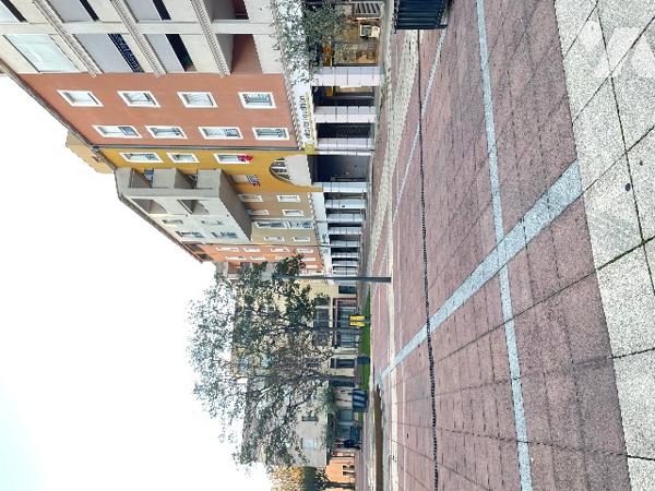 Dans une résidence recherchée sur le cours principal, venez découvrir cet appartement avec terrasse.