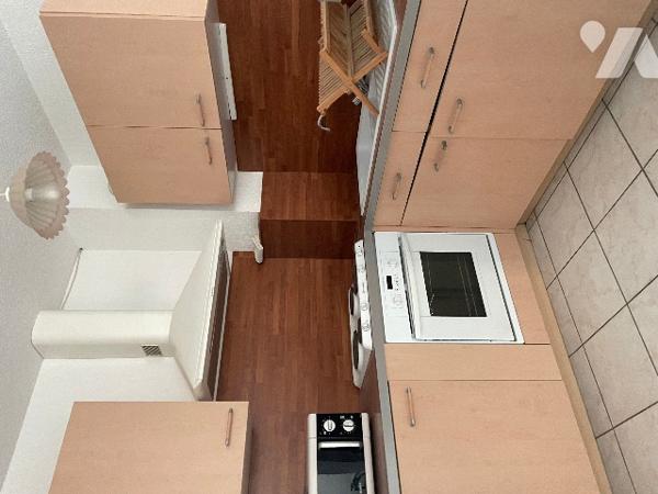 Dans une résidence recherchée sur le cours principal, venez découvrir cet appartement avec terrasse.