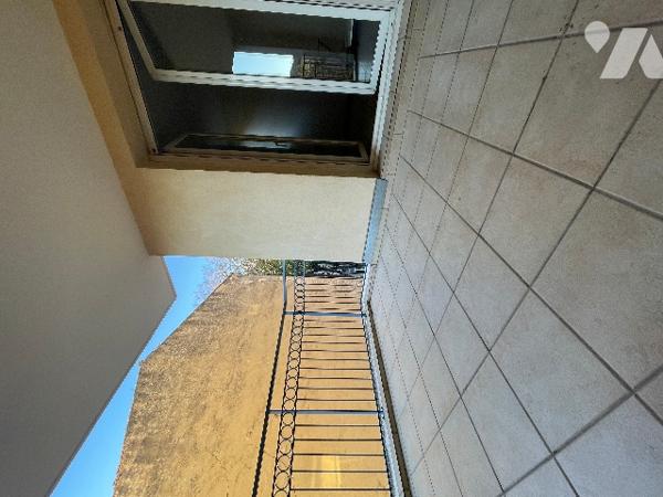 Dans une résidence recherchée sur le cours principal, venez découvrir cet appartement avec terrasse.