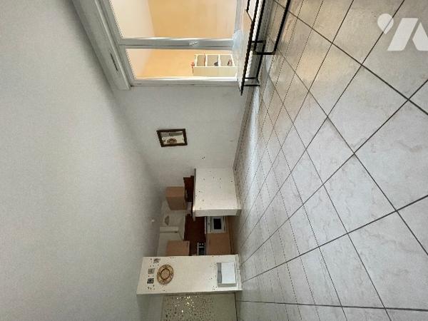 Dans une résidence recherchée sur le cours principal, venez découvrir cet appartement avec terrasse.