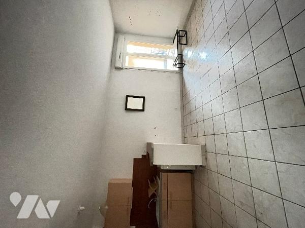 Dans une résidence recherchée sur le cours principal, venez découvrir cet appartement avec terrasse.