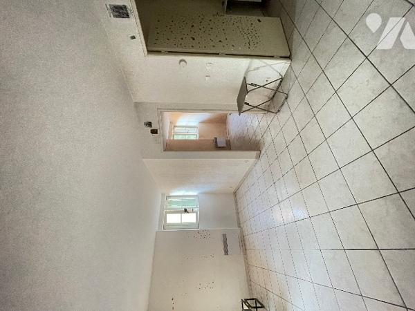 Dans une résidence recherchée sur le cours principal, venez découvrir cet appartement avec terrasse.