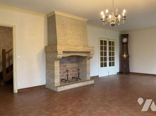 A VENDRE : Maison en pierre avec deux grandes dépendances sur 5.504m² de terrain, situées en ca...