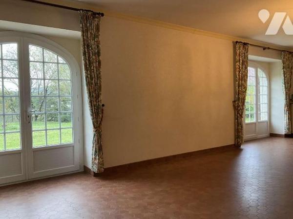 A VENDRE : Maison en pierre avec deux grandes dépendances sur 5.504m² de terrain, situées en ca...