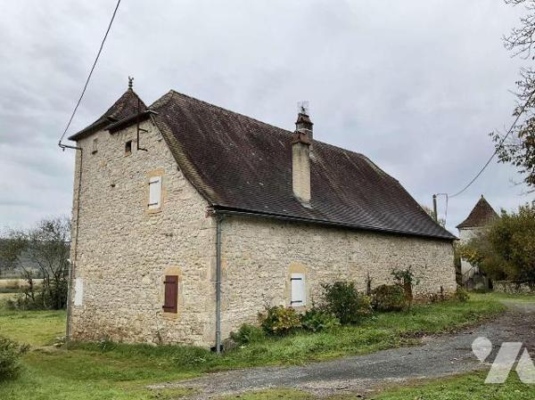 A VENDRE : Maison en pierre avec deux grandes dépendances sur 5.504m² de terrain, situées en ca...