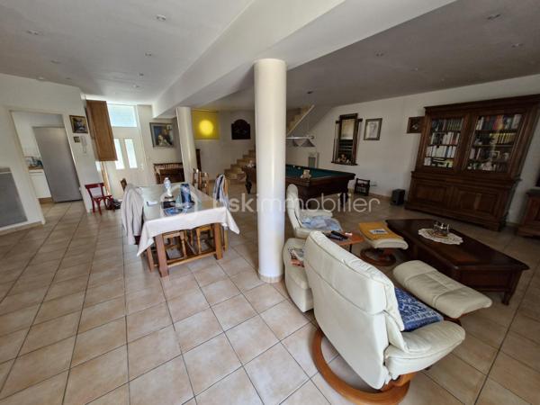 Immeuble mixte de 2 616 m²