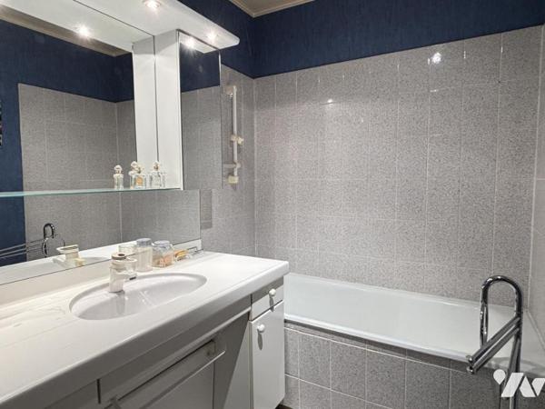 LILLE ST MAUR appartement Type 4 + garage et cave 