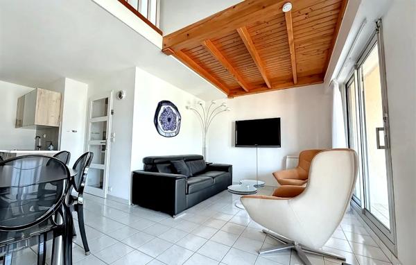 Duplex lumineux avec balcon et ascenseur à proximité immédiate de la plage