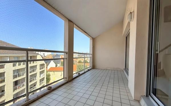 Duplex lumineux avec balcon et ascenseur à proximité immédiate de la plage