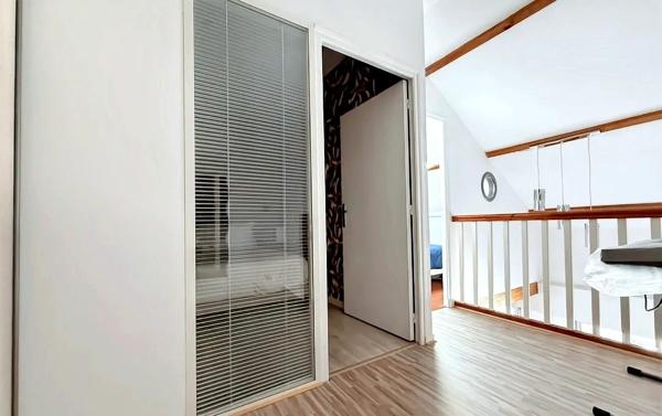 Duplex lumineux avec balcon et ascenseur à proximité immédiate de la plage