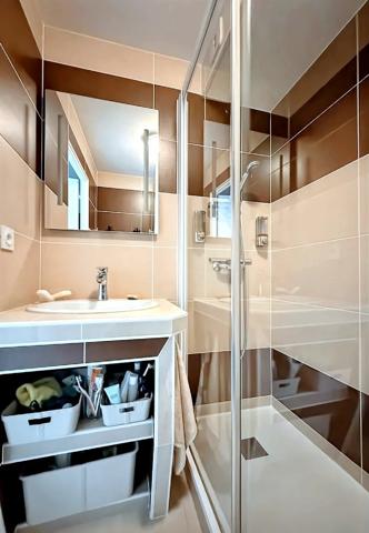 Duplex lumineux avec balcon et ascenseur à proximité immédiate de la plage