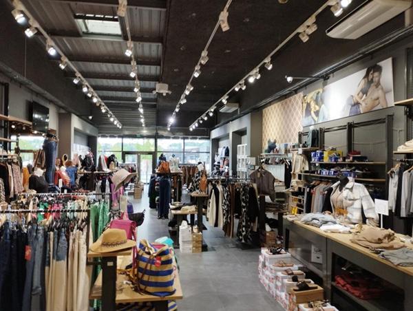 MALEMORT - Fonds de commerce d'habillement en magasin spécialisé