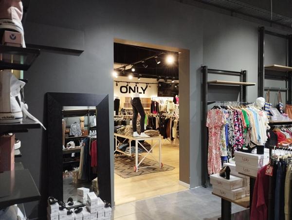 MALEMORT - Fonds de commerce d'habillement en magasin spécialisé