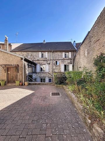 Grande maison familiale pleine de charme et de potentiel.