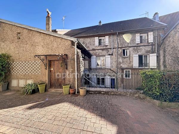 Grande maison familiale pleine de charme et de potentiel.