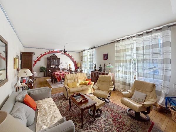 Grande maison familiale pleine de charme et de potentiel.