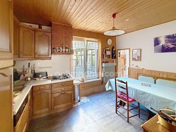 Grande maison familiale pleine de charme et de potentiel.