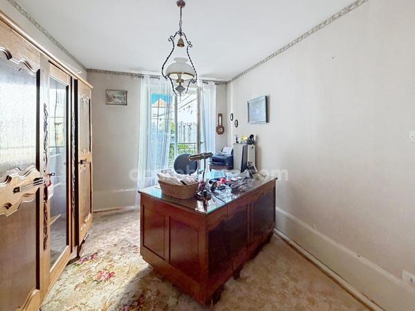 Grande maison familiale pleine de charme et de potentiel.
