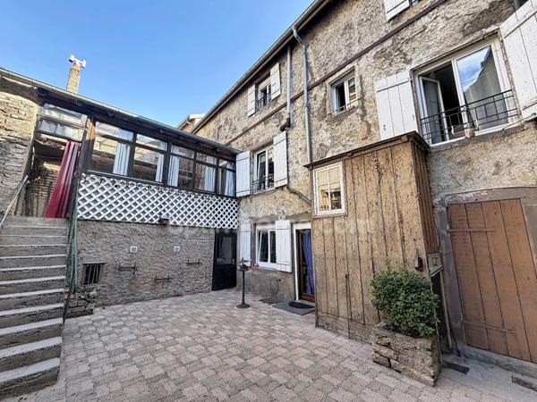 Grande maison familiale pleine de charme et de potentiel.