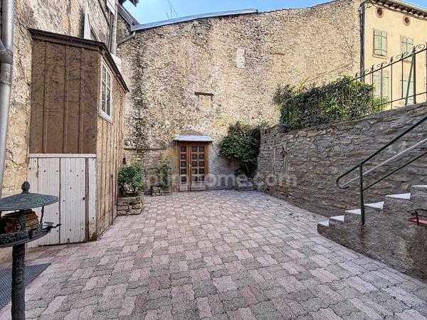 Grande maison familiale pleine de charme et de potentiel.