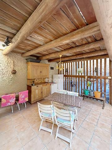 Grande maison familiale pleine de charme et de potentiel.