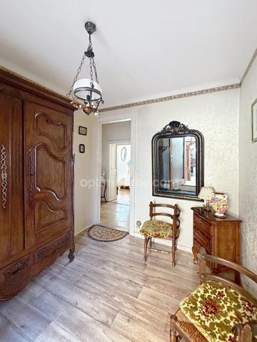 Grande maison familiale pleine de charme et de potentiel.