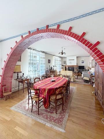 Grande maison familiale pleine de charme et de potentiel.