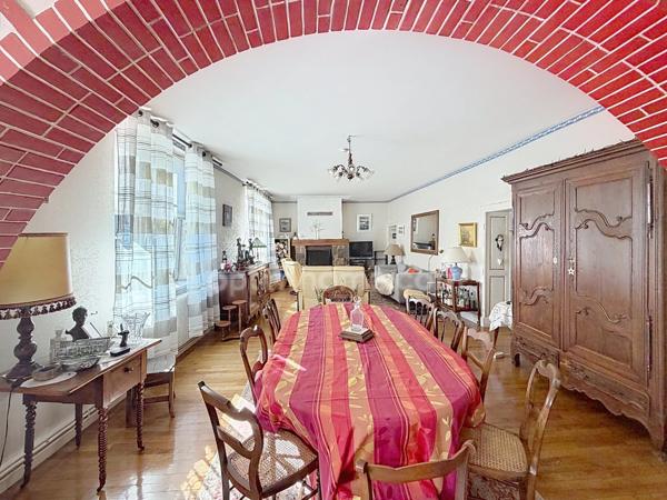 Grande maison familiale pleine de charme et de potentiel.