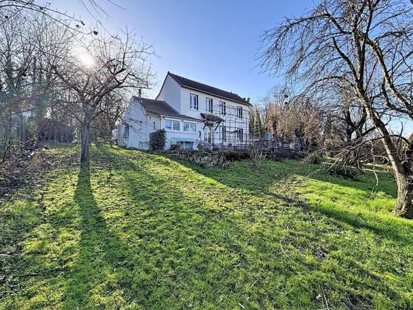 Bien rare : volumes, lumière, jardin et cadre verdoyant à proximité du RER