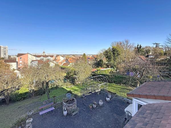 Bien rare : volumes, lumière, jardin et cadre verdoyant à proximité du RER