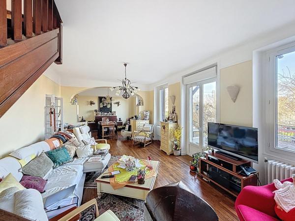 Bien rare : volumes, lumière, jardin et cadre verdoyant à proximité du RER