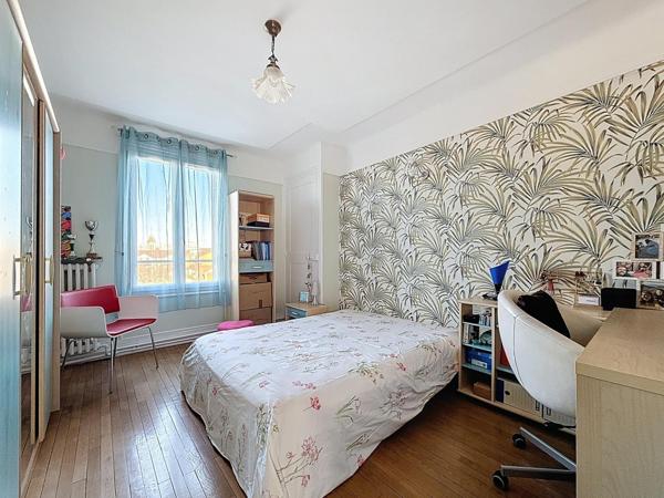 Bien rare : volumes, lumière, jardin et cadre verdoyant à proximité du RER