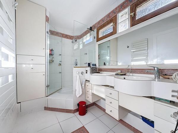 Bien rare : volumes, lumière, jardin et cadre verdoyant à proximité du RER