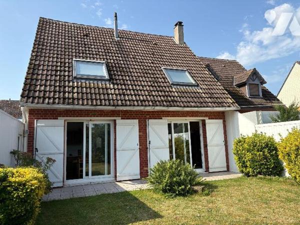 Quartier résidentiel, Maison mitoyenne comprenant:
- Au rez-de-chaussée : une entrée, un séjou...