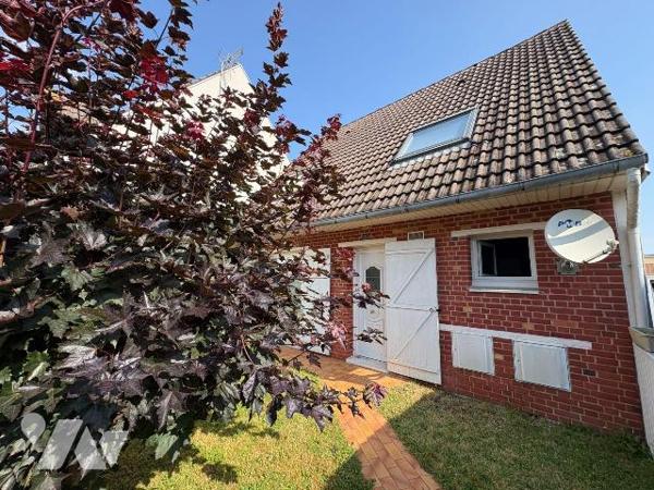 Quartier résidentiel, Maison mitoyenne comprenant:
- Au rez-de-chaussée : une entrée, un séjou...