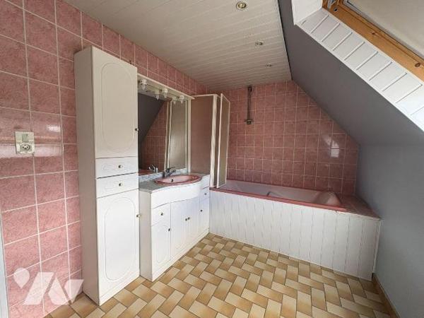 Quartier résidentiel, Maison mitoyenne comprenant:
- Au rez-de-chaussée : une entrée, un séjou...