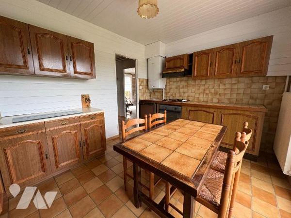 Quartier résidentiel, Maison mitoyenne comprenant:
- Au rez-de-chaussée : une entrée, un séjou...