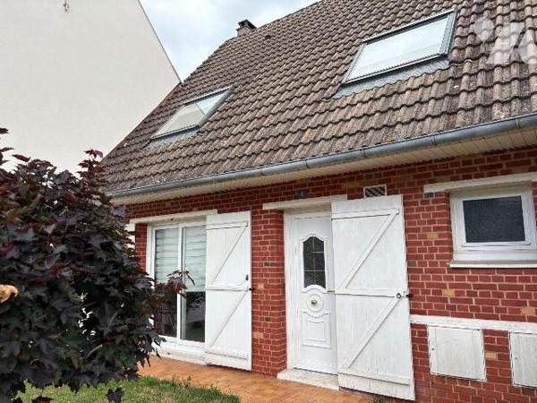 Quartier résidentiel, Maison mitoyenne comprenant:
- Au rez-de-chaussée : une entrée, un séjou...