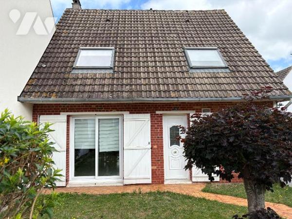 Quartier résidentiel, Maison mitoyenne comprenant:
- Au rez-de-chaussée : une entrée, un séjou...
