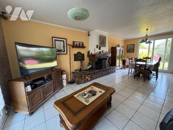 Quartier résidentiel, Maison mitoyenne comprenant:
- Au rez-de-chaussée : une entrée, un séjou...