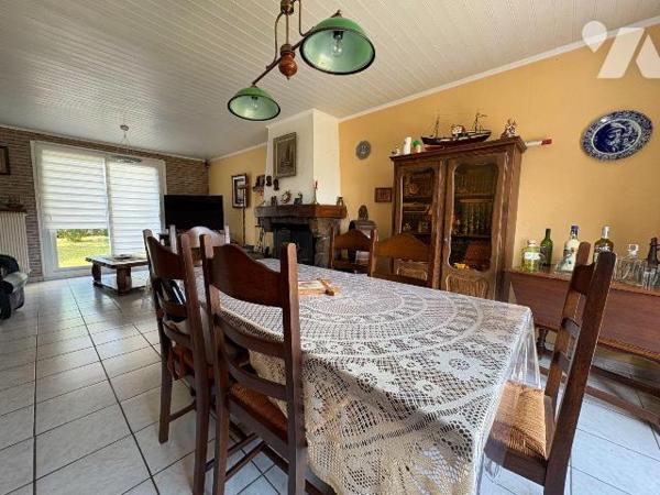 Quartier résidentiel, Maison mitoyenne comprenant:
- Au rez-de-chaussée : une entrée, un séjou...