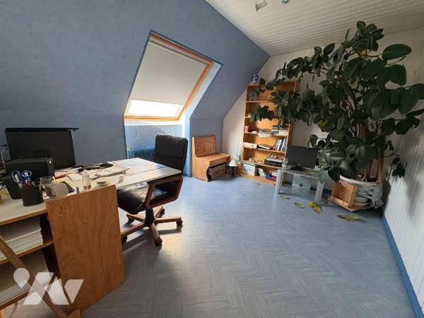 Quartier résidentiel, Maison mitoyenne comprenant:
- Au rez-de-chaussée : une entrée, un séjou...