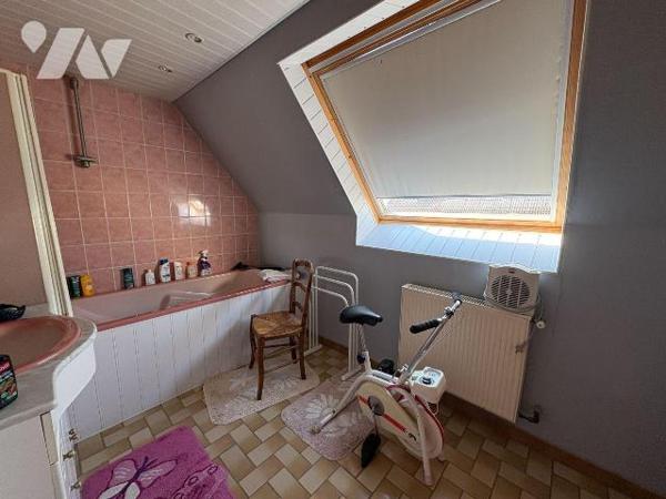 Quartier résidentiel, Maison mitoyenne comprenant:
- Au rez-de-chaussée : une entrée, un séjou...